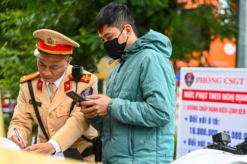 Chờ cấp đổi giấy phép lái xe thẻ nhựa, làm sao để không vi phạm giao thông?