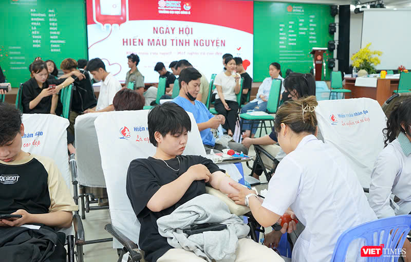 Hơn 700 người 